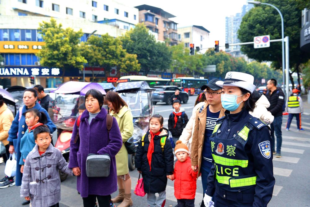 "三八"妇女节将至,快来看看乐山女交警的风采!