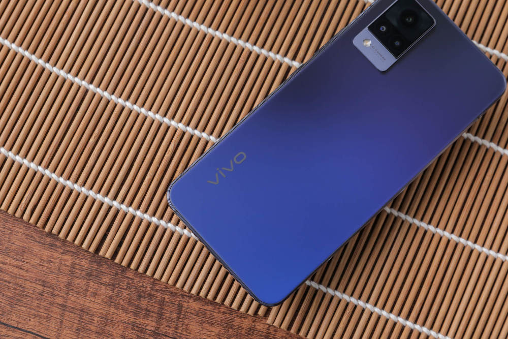 来到手机背面,vivo s9一共拥有三种配色,分别为:印象拾光,子夜蓝和