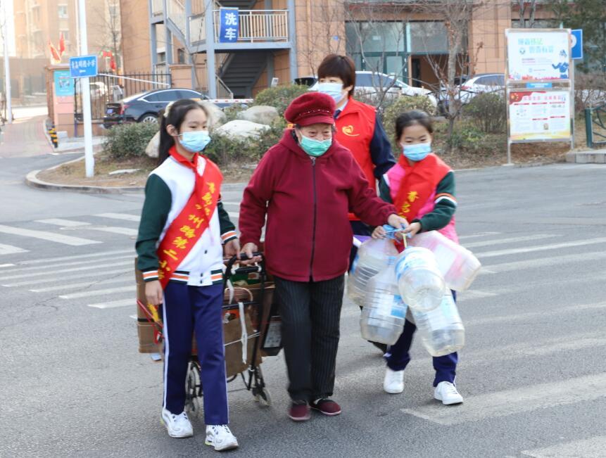 青岛公交红叶红志愿者牵手小学生开展学雷锋志愿活动