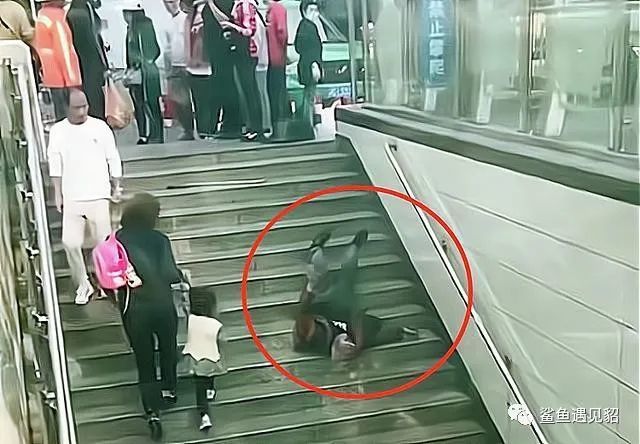 你会扶吗?四川一老人爬楼梯摔倒,行人躲避无人施救