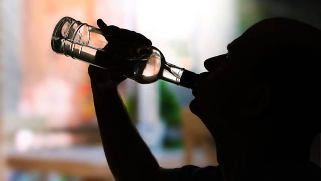 男子喝醉后楼道耍酒疯,警察赶来只说
