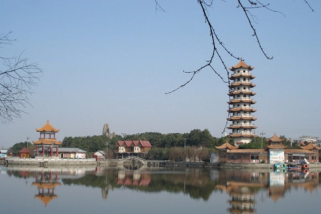 益阳一纪念性公园,由"花甲湖村民"投资建设,景色明丽免费开放