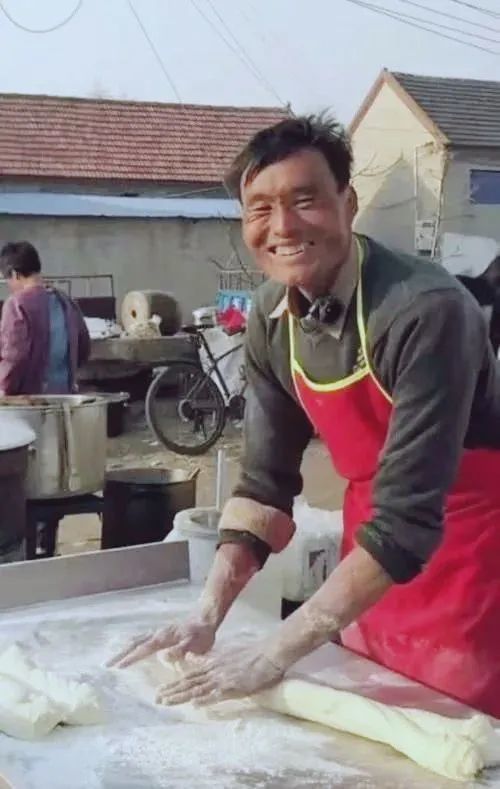 山东"拉面哥"走红现状:家门口人山人海,竟还有人在天上围观