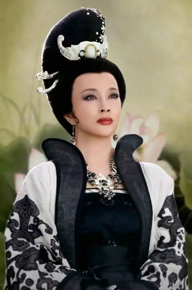 刘晓庆武则天时期素颜照流出我知道反差大但不知道是这么大