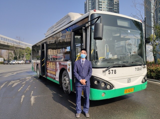 武汉:公交车上乘客突发急症 驾驶员迅速送医将其抱至急诊室
