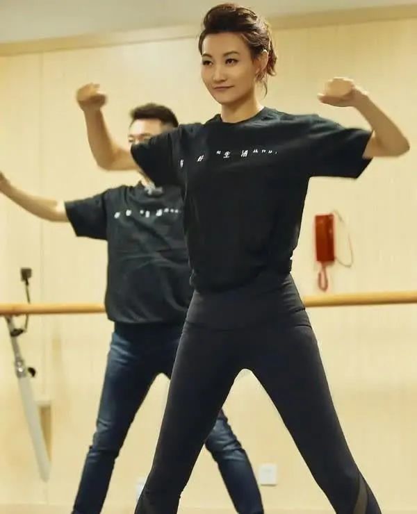 央视李梓萌长发真美!174身高穿裙子秀大长腿,戴金耳环