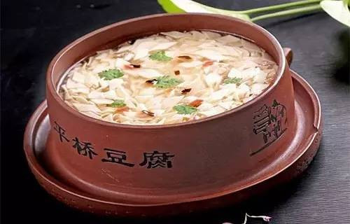 平桥豆腐是江苏省淮安市的一道名菜,属于淮扬菜,该菜品作为淮扬菜系的