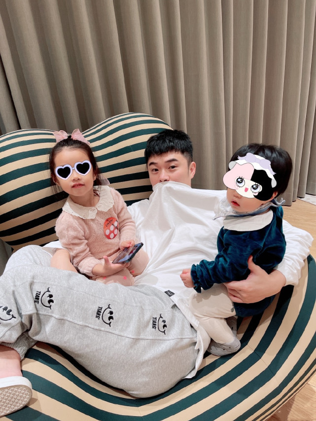 陈赫带女儿逛街,4岁安安现疯狂购物欲,老父亲要啥买啥超宠溺_腾讯网