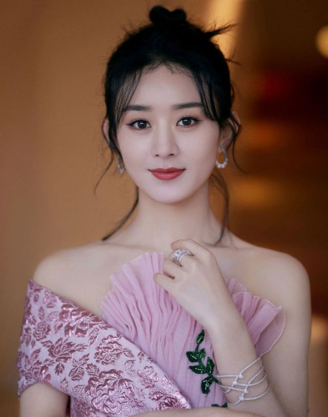 赵丽颖也太瘦了,身穿一袭淡紫色连衣纱裙好高级,锁骨更抢镜