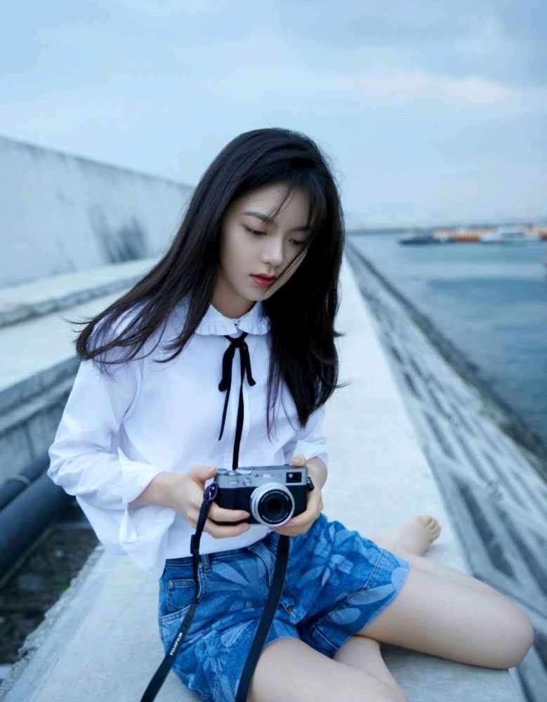 赵今麦年纪虽小但很会穿搭,白衬衫配牛仔裤简约干练,美出新高度