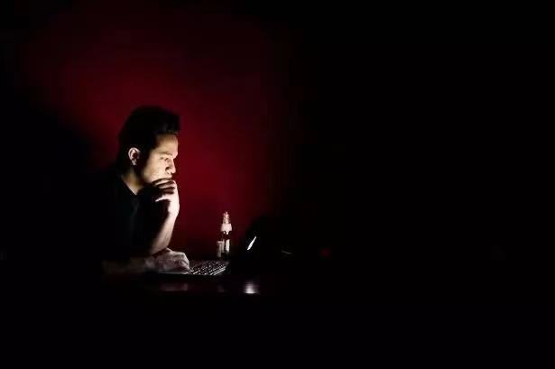 一个晚睡的男人在想什么?