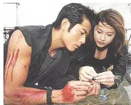 2000年,29岁的藤原纪香与35岁的郭富城因为合作电影《雷霆战警》坠入