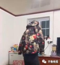 的 捉迷藏游戏开始了 孩子们赶紧乖乖的捂上眼 姥爷为了孩子们也是