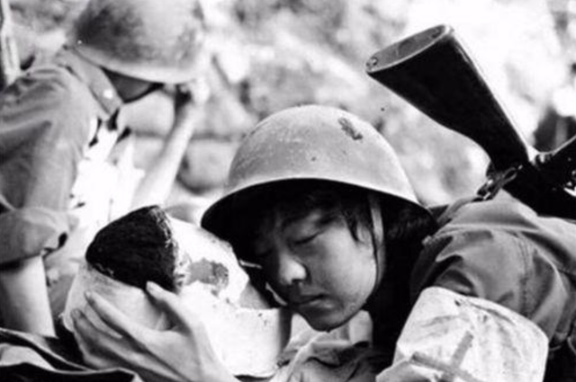 老山战场旧照《死吻》:34年前吻别战士的张茹,如今过得怎么样?