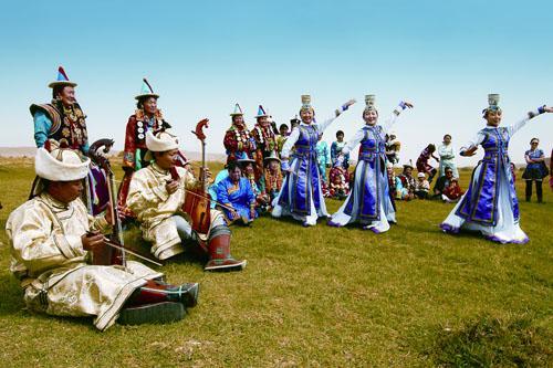 马奶节:蒙古民族为欢庆丰收,彼此祝福,除准备足够的马奶酒外,还以手