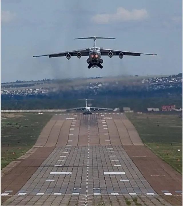 我们看看题图这张照片,这是俄罗斯某个军用机场的跑道,这一段显示的