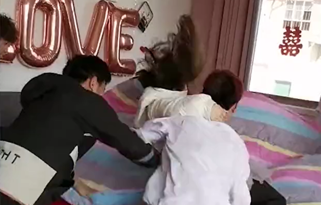 河南一婚礼发生婚闹,伴娘被裹进被子抛甩,现场笑声刺耳