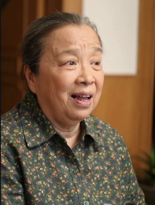 网友偶遇"容嬷嬷"李明启,85岁老人家身体硬朗,逛地摊接地气