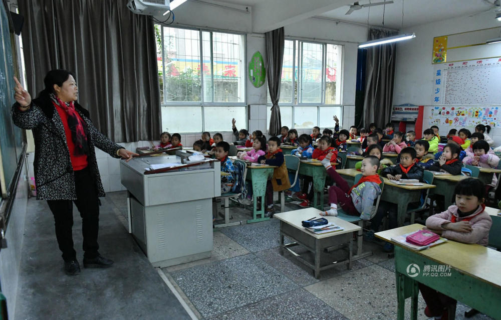 无臂男孩出生时险被遗弃 举脚回答问题做作业（多图）