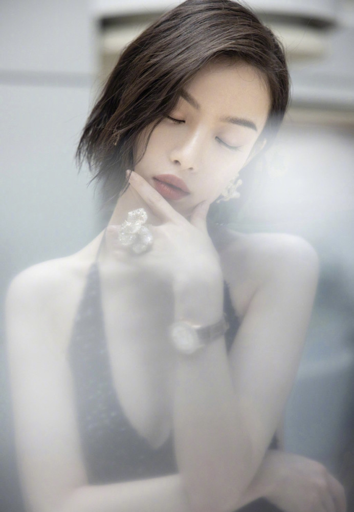 倪妮黑色亮片深v礼服,名品美背绽放精致蝴蝶骨,身段绝伦红毯杀手