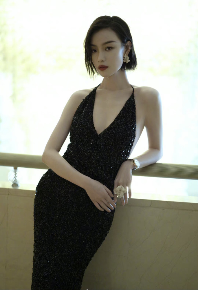 倪妮黑色亮片深v礼服,名品美背绽放精致蝴蝶骨,身段绝伦红毯杀手