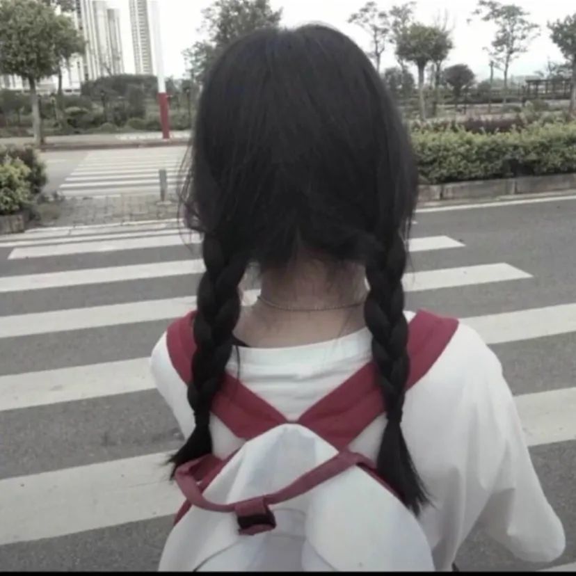 粉丝投稿0306背书包的背影女生头像
