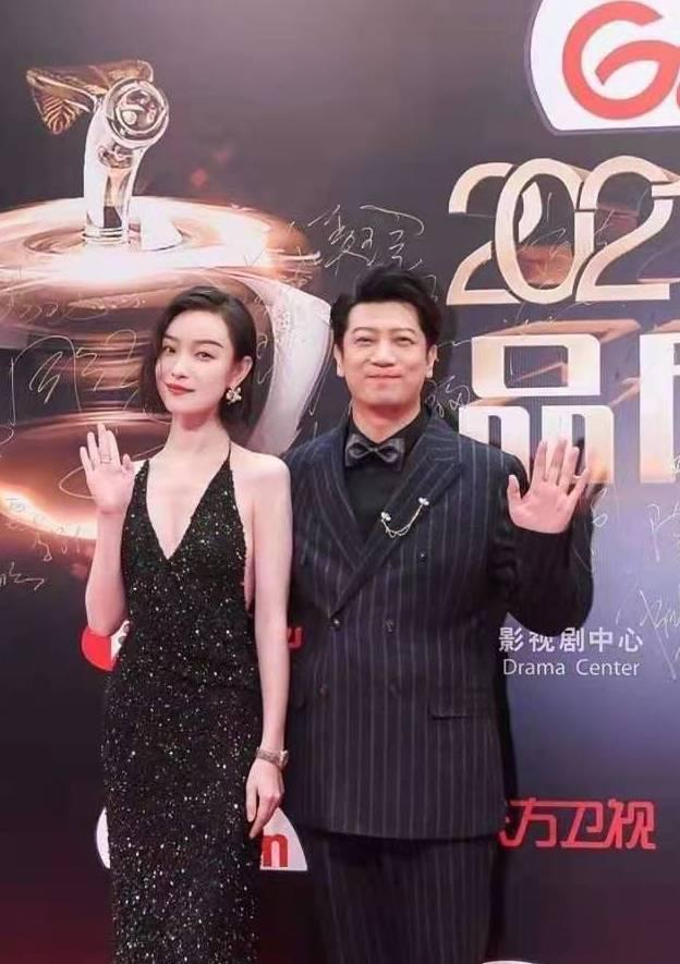 田雨为倪妮披上西装外套被赞绅士