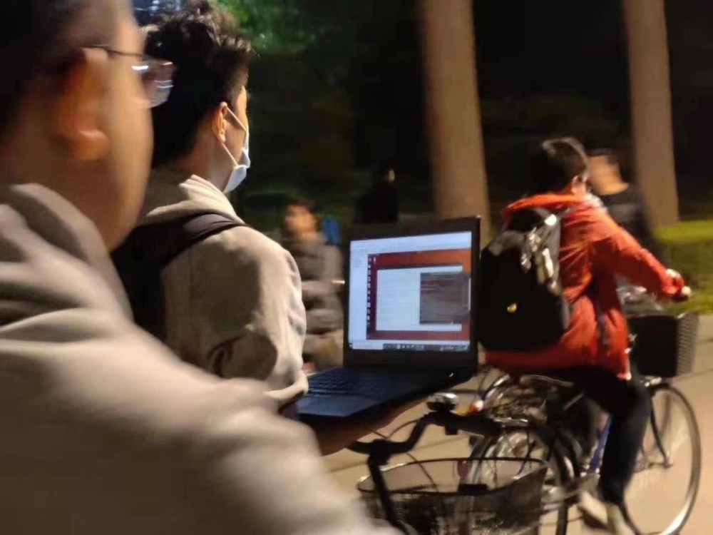 清华大学学生一边骑自行车一边码代码