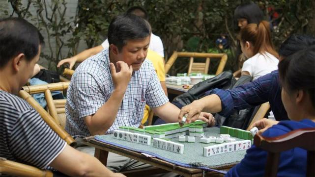 成都麻将馆里天天打麻将的那些人,他们的经济来源从何