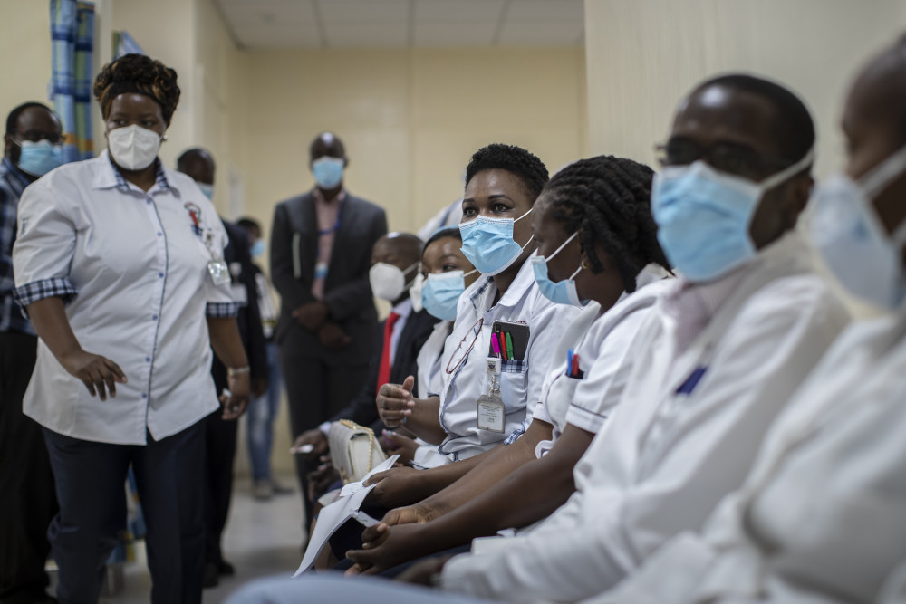 3月5日,医院安保人员在肯尼亚内罗毕接种新冠疫苗.新华社/美联