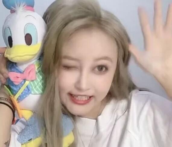 《巴啦啦小魔仙》美琪去世2个月,孙妈妈晒女儿照片,网友:难以接受