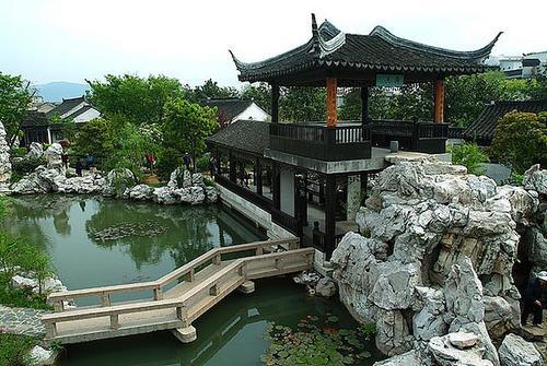 苏州园林吸收了江南园林建筑艺术的精华,是中国优秀的文化遗产,理所