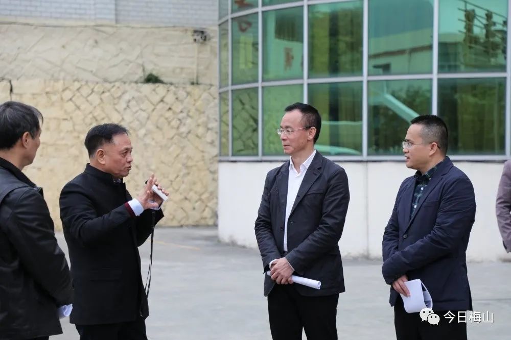 期间,蔡龙群一行详细了解鼎诚,蓉中,灯光,新蓝4个村的乡村振兴工作