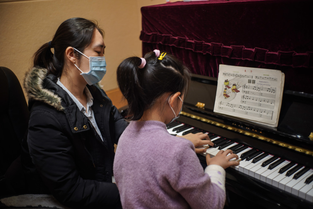 3月6日,在北京东城区明城青少年活动中心,一名学生在上钢琴课.