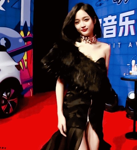 吴宣仪走红毯披肩意外掉落,下一秒"救场方式"堪称教科书_腾讯新闻