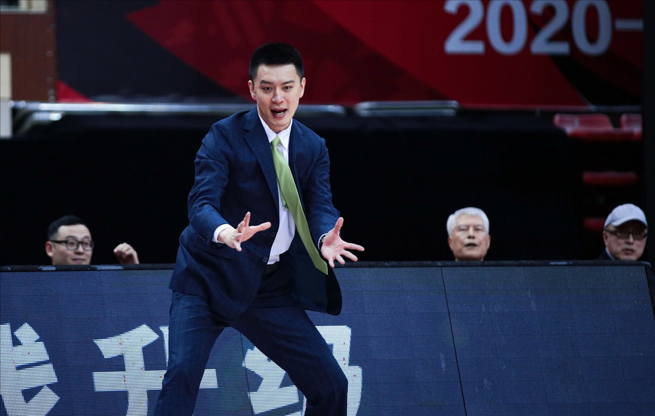 cba速递:杨鸣主动担责,斯帕夏怒批裁判成焦点,姚明恐要出手