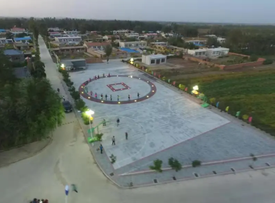 小东镇是锦州市规模较大的乡镇,地下富含玛瑙石,附近有大量火山石