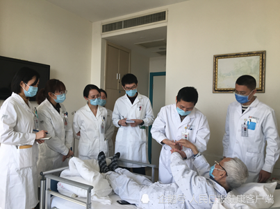 解放军总医院第一医学中心风湿免疫科医生查房中.受访者供图