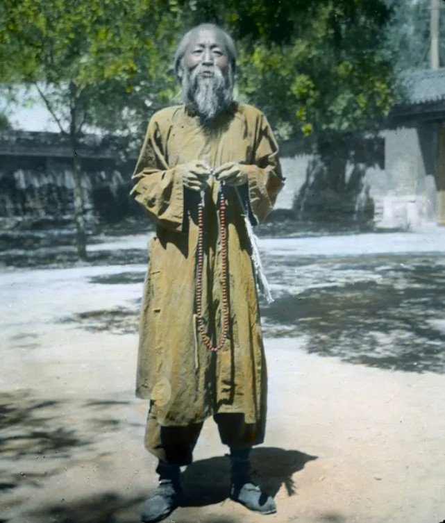 一位拿着念珠的老者,颇有几分仙风道骨.1935年.