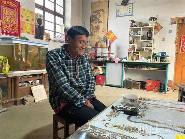 最热闹的自然还是拉面哥家门口,这个农家小院成为最近一周舆论漩涡的