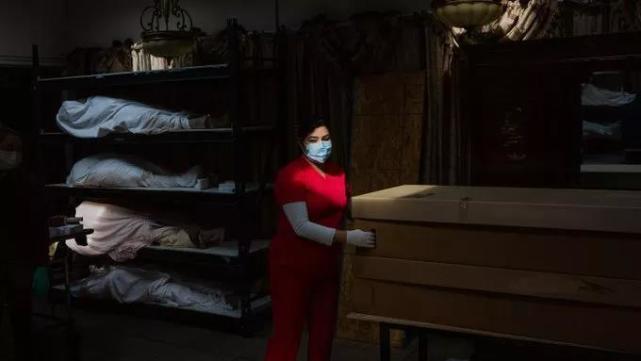 婚纱等待着葬礼,棺材川流不息,死者的数量已超过生者