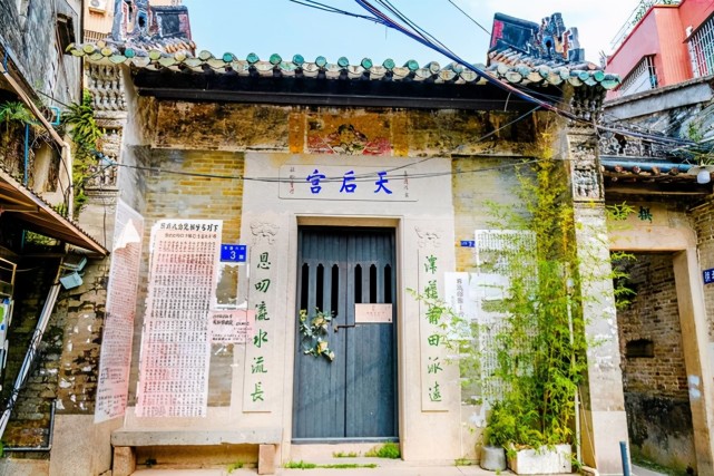 这里还有许多文物古迹,粤梅简公祠,简氏宗祠,天后宫,小洲人民礼堂等等