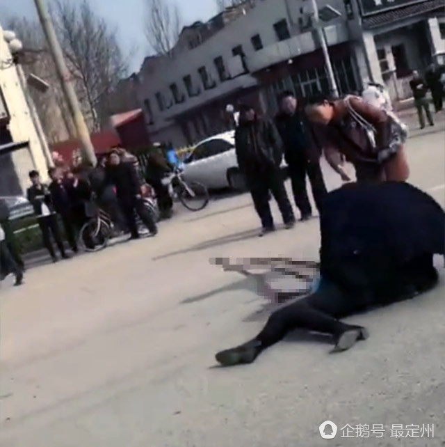 保定一辆汽车与自行车相撞 一女子倒于血泊_大