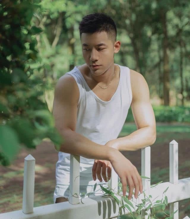 活捉一枚阳刚之气十足的肌肉帅哥