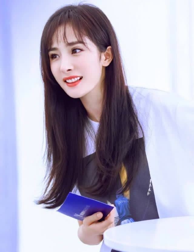 赵丽颖黑长直造型曝光,突破乖乖女形象,内娱谁才是真正病娇美人