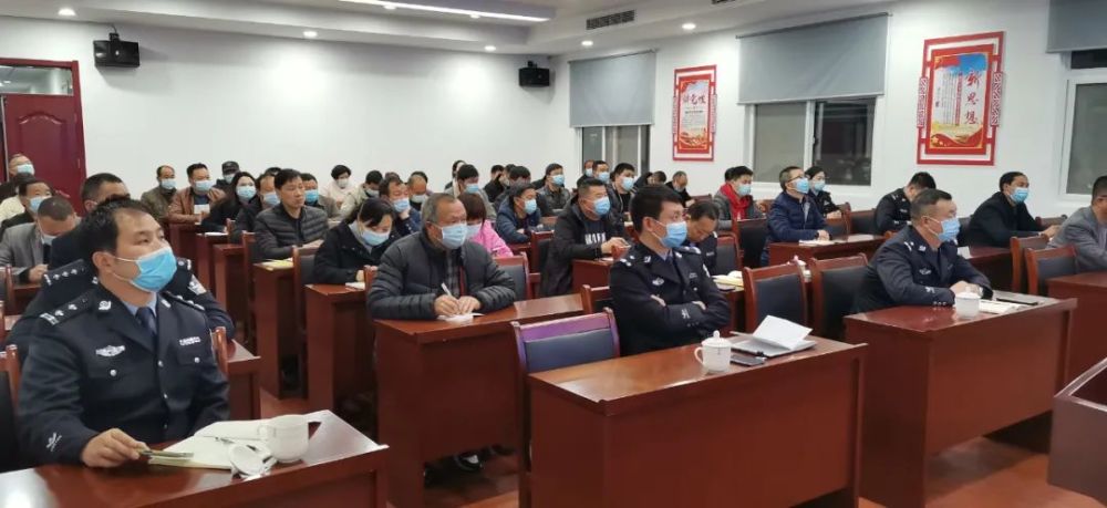 卢氏县公安局党委委员杨会军为国有林场职工做防范电信网络诈骗知识