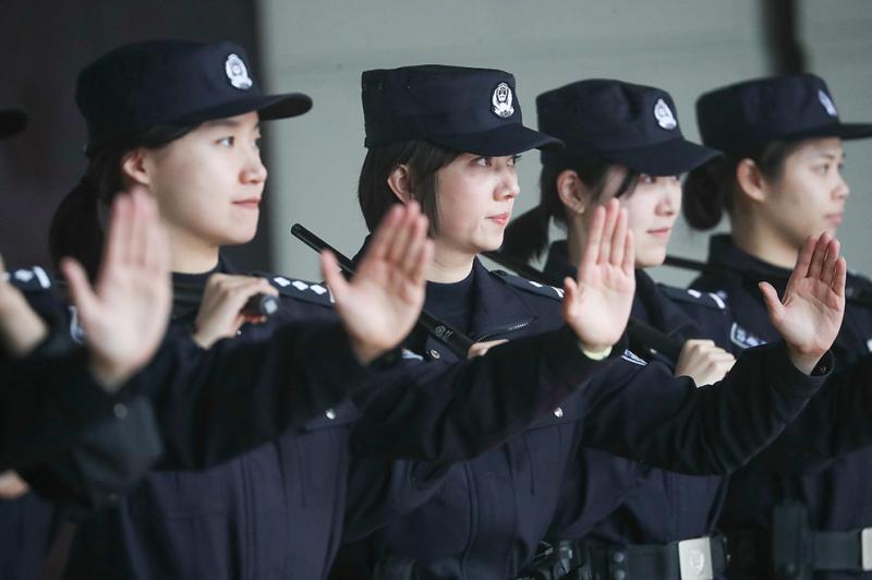 女警练兵迎"三八"