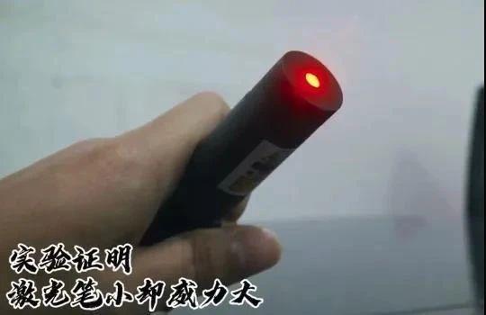 南昌市一名9岁学生买了一支激光笔玩,拿激光笔照射自己的眼睛,结果