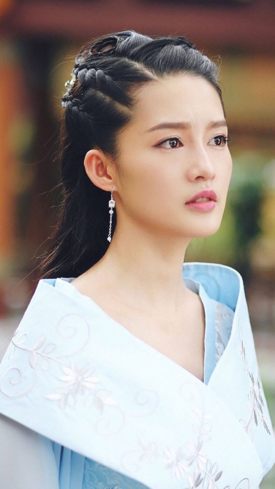 超甜明星李沁刺绣连衣裙,似乎女人味十足