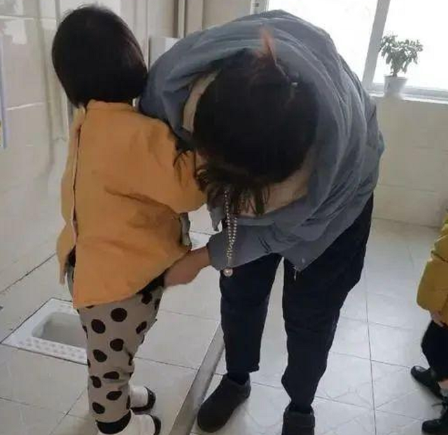 幼儿园孩子拉肚子,教师将孩子的脏内裤扔掉,遭父母索要万元赔偿